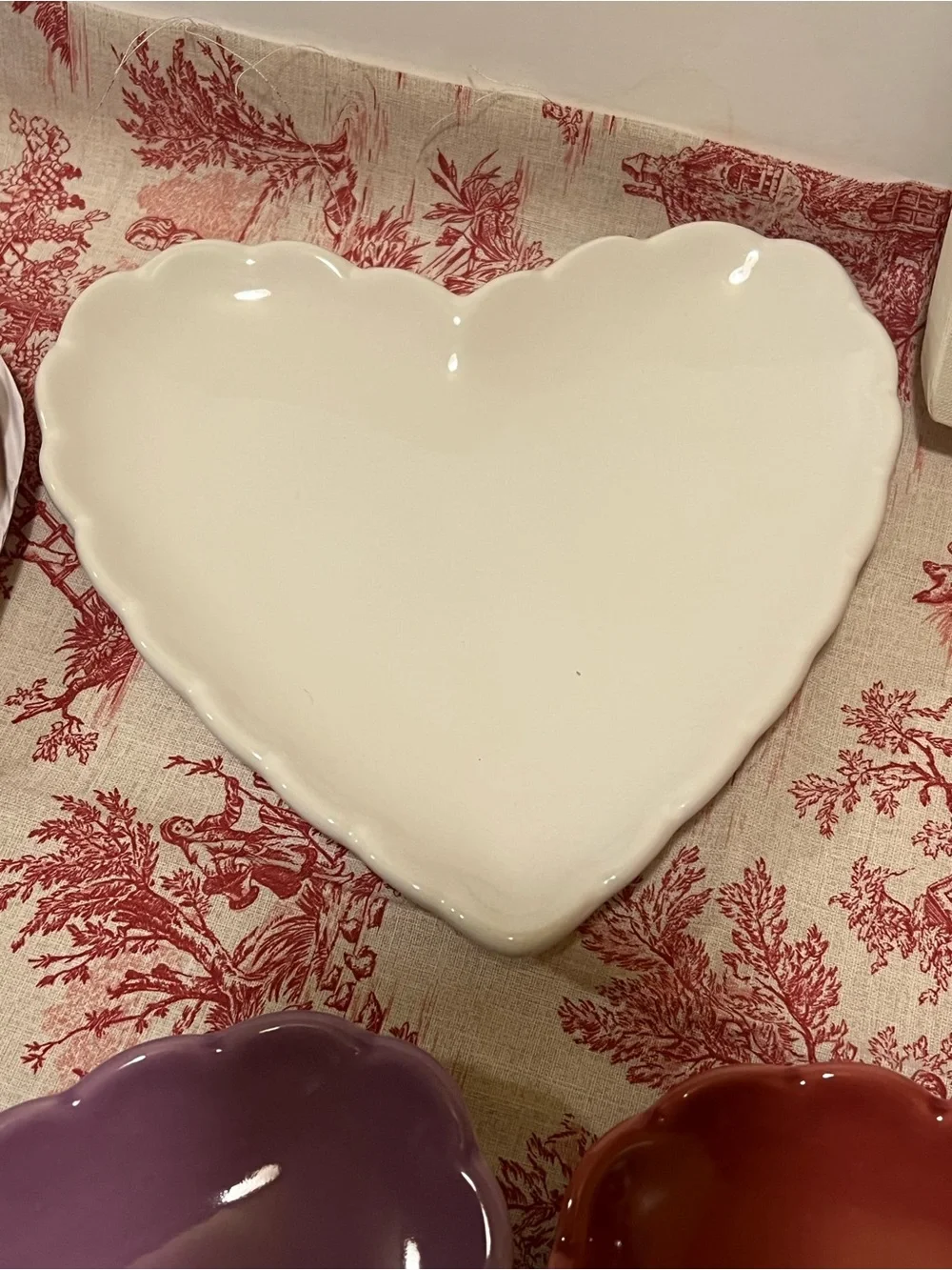 NWT WILLIAMS-SONOMA SCALLOPED HEART PLATES.